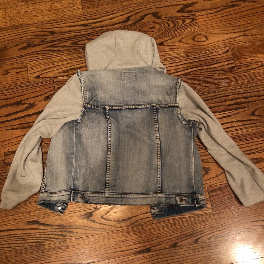 Sweatshirt/Denim jacket.